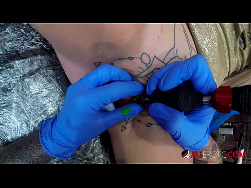 ❤️ Keçika pir tattookirî Sully Savage tattooek li ser klîtorê xwe kir. ☑ Super seks li me ku.classicmebel21.ru ️❤